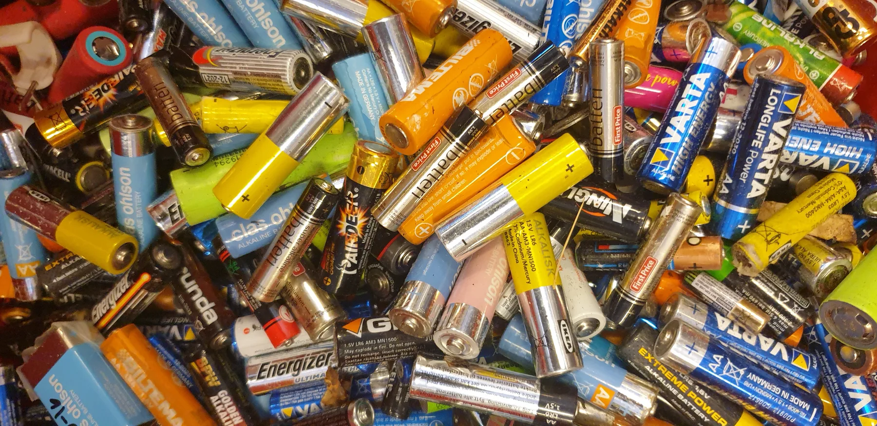 Hög med använda alkaliska batterier – generell illustration, inte ett foto från Askersunds återvinningscentral