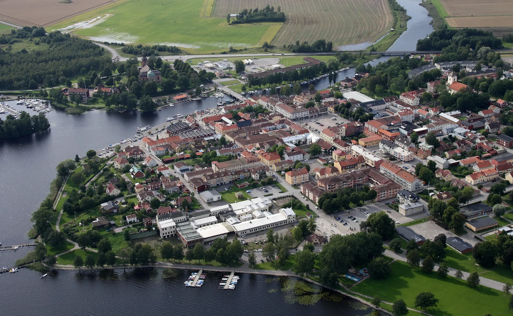 Flygfoto över Askersunds hamn och bebyggelse