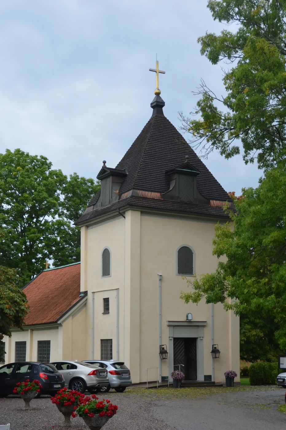 Birgittakyrkans ljusa torn och långhus i Olshammar