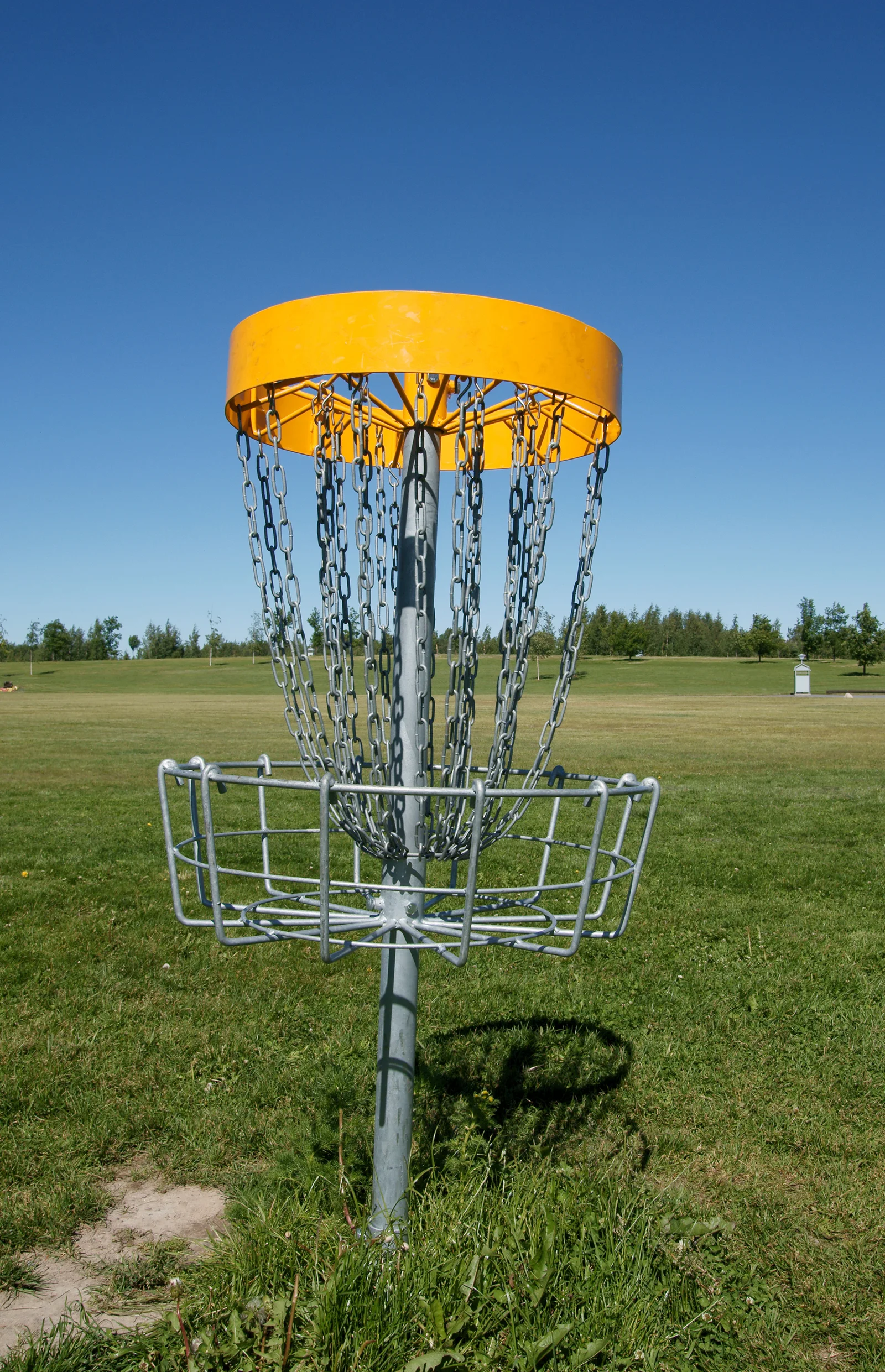 Metallkorg för discgolf i Kirjurinluoto, Finland, illustrationsbild