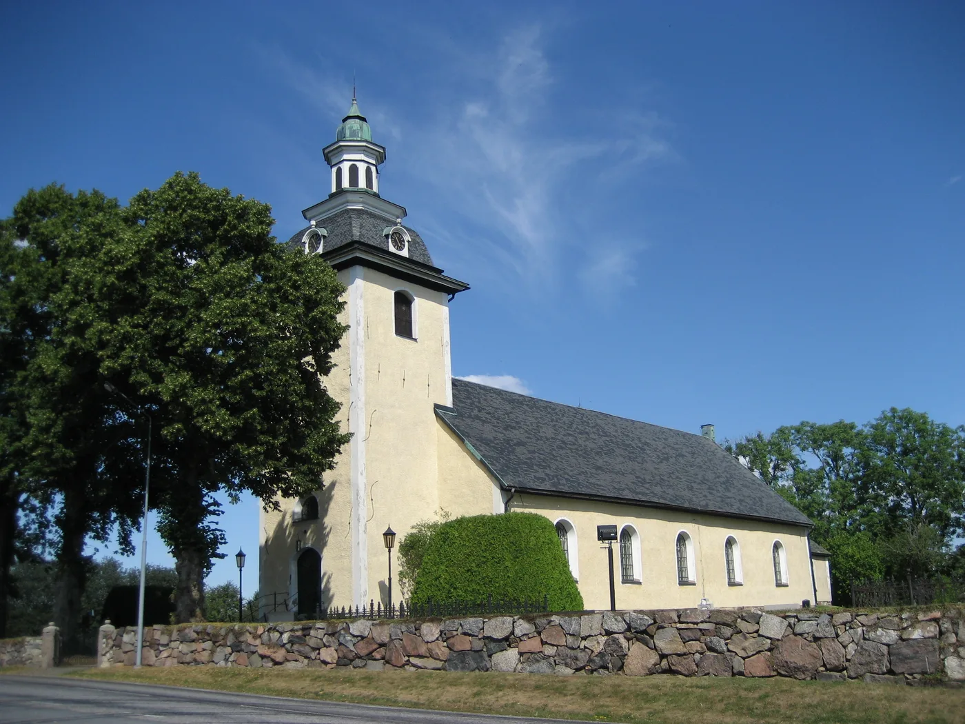 Snavlunda kyrka i sommargrönska