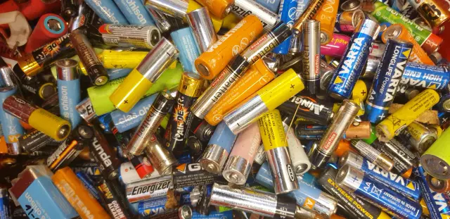 Hög med använda alkaliska batterier – generell illustration, inte ett foto från Askersunds återvinningscentral