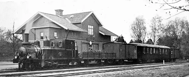 Blandat tåg vid Askersunds stationshus 1926, med ånglok, öppen godsvagn och personvagnar