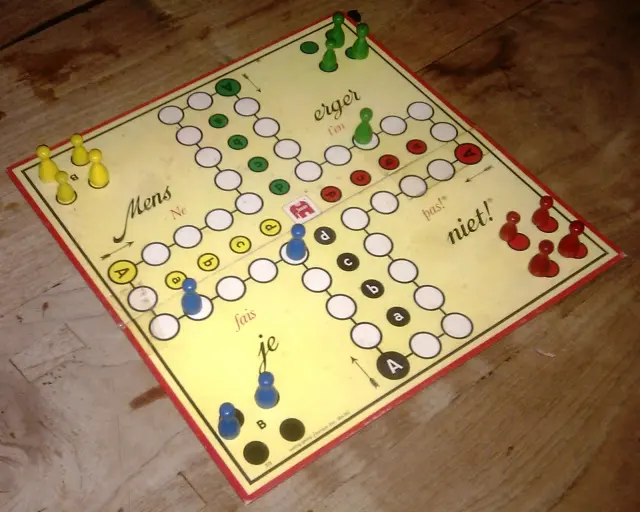 Spelbräde med färgade pjäser av samma speltyp som Fia med knuff