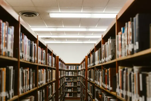 Bokhyllor längs en biblioteksgång – illustrationsbild från Kanada.