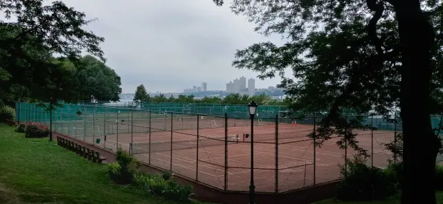 Tomma utomhusgrusbanor för tennis – generell illustration från Riverside Park i New York