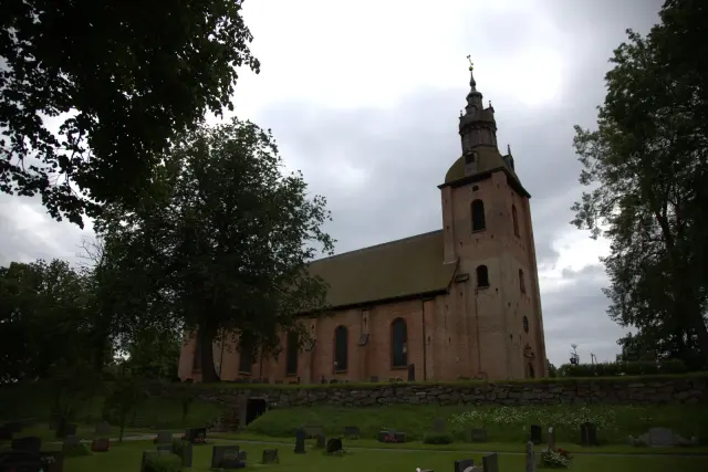 Askersunds landskyrka och kyrkogård i dagsljus
