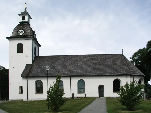Lerbäcks kyrka med vit fasad och mörkt tak