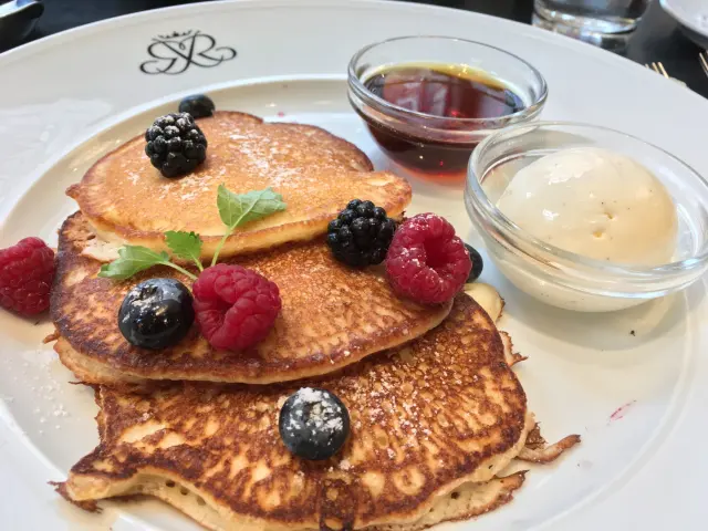 Pannkakor med bär och tillbehör – generell matillustration från Stockholm