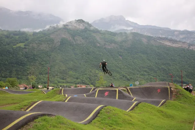 Cyklister på en asfalterad pumptrackbana i Vif i Frankrike, illustrationsbild till banformen