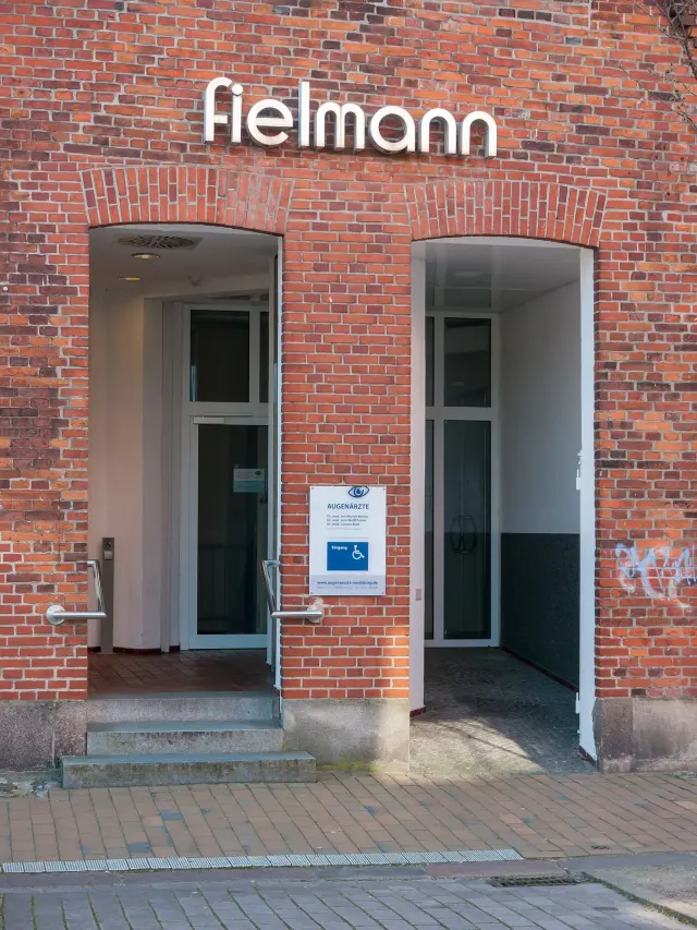 Tegelbyggnad i Rendsburg med trappa i ena valvet och trappfri tillgänglig entré i det andra