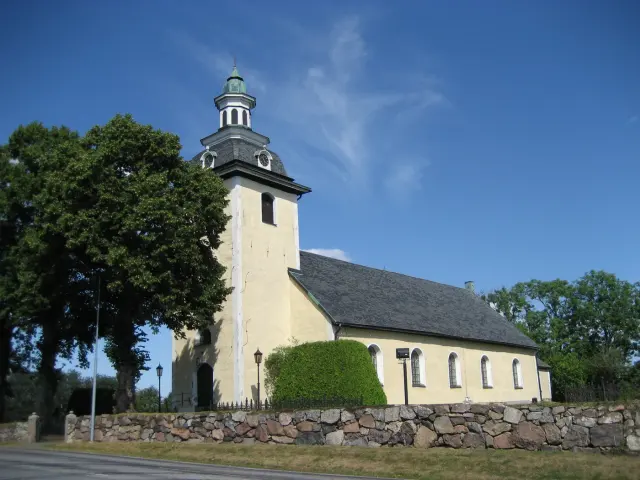 Snavlunda kyrka i sommargrönska