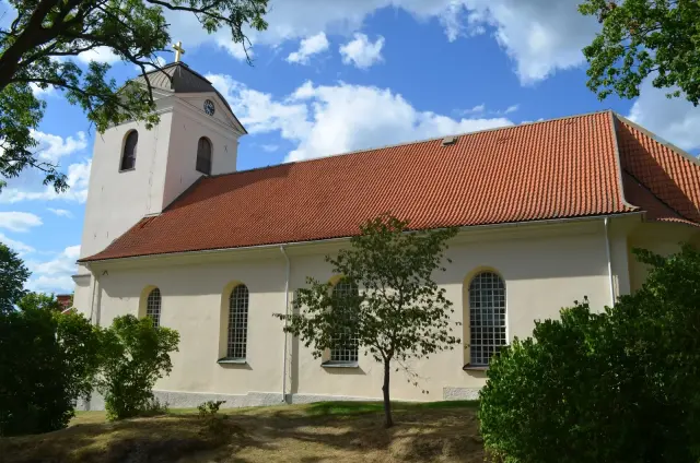 Sofia Magdalena kyrka med ljust putsad fasad och rött tak