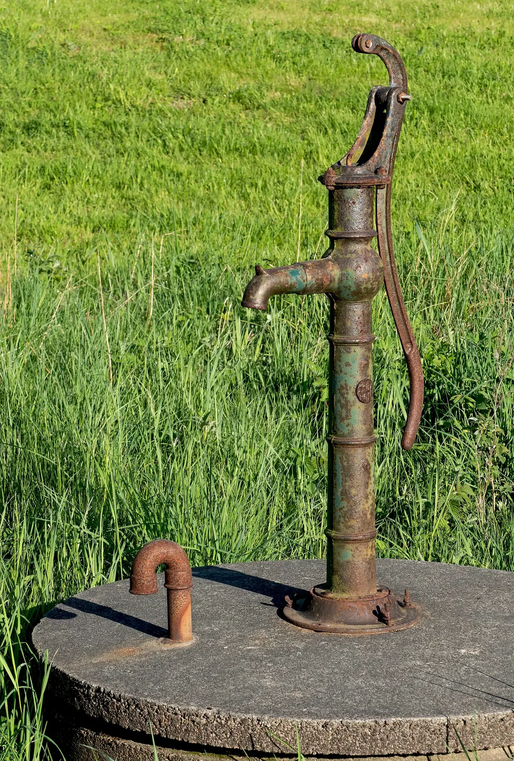 Äldre handpump i Govik, Lysekils kommun – generell illustration av vattenförsörjning, inte en brunn i Askersund