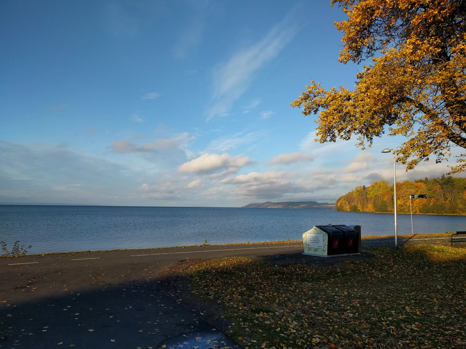 Vätterstranden med Vätterns vatten vid Jönköping